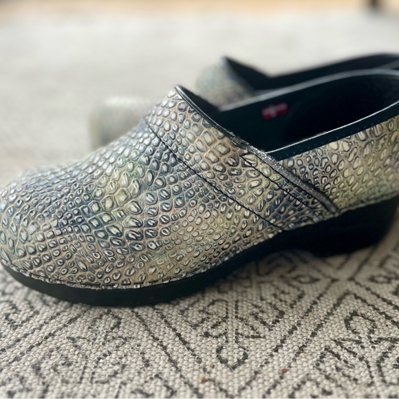 Sanita Textured Embossed Lizard Clogs size 40, Light Blue & Cream - Picture 5 of 12